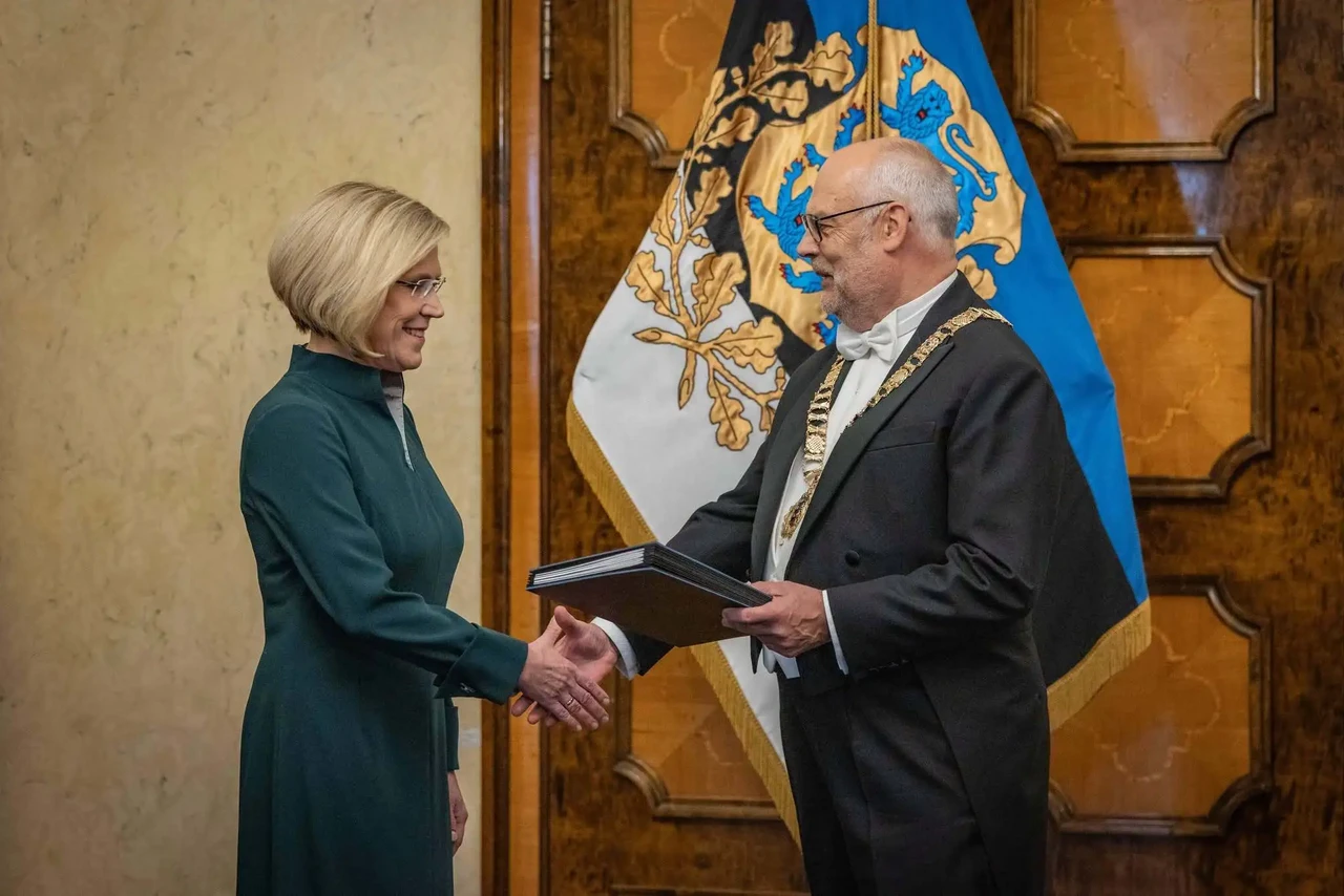 President Alar Karis hands the volume of constitutions to President Ülle Madise at the inauguration ceremony