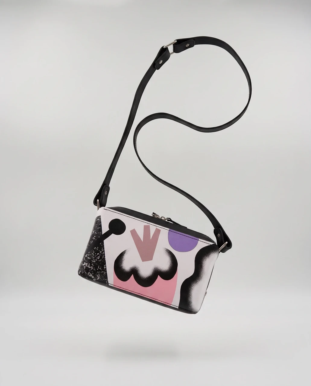 A leather bag carrying Anu Samarüütel's hand, from the Stella Soomlais studio