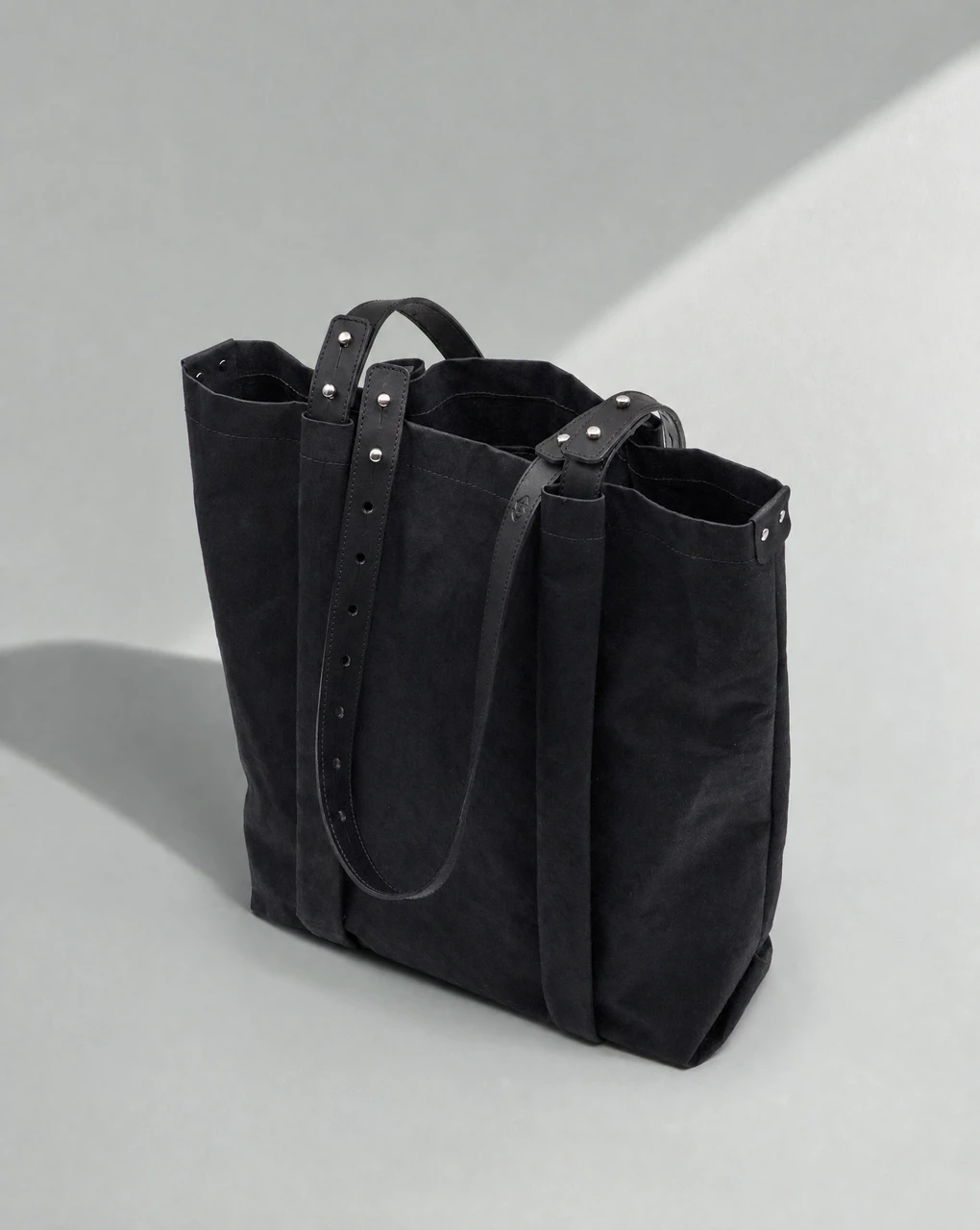 Black cellulose-fibre tote bag  a closer look at the light durable material